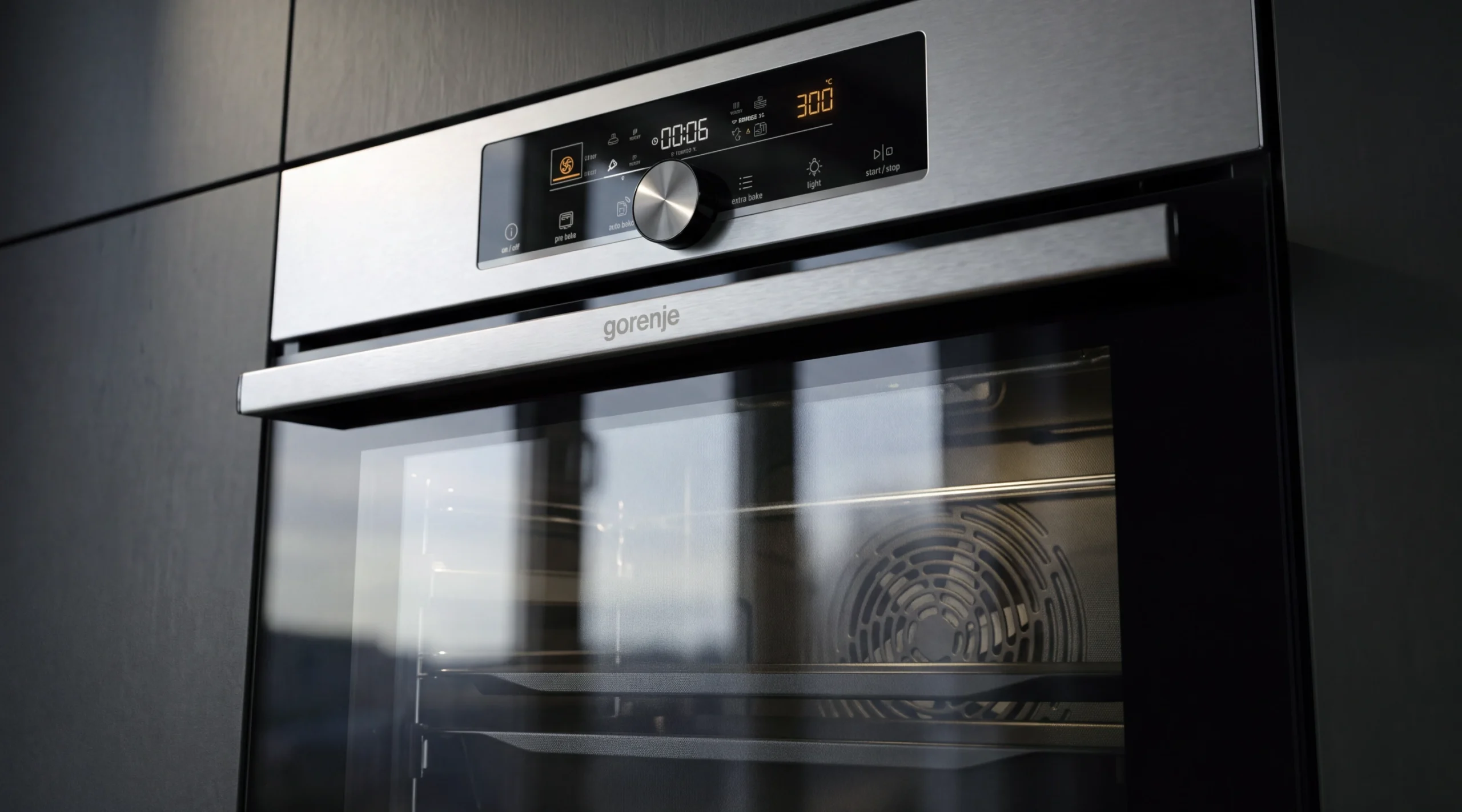 Detalhe do painel de um forno de embutir Gorenje