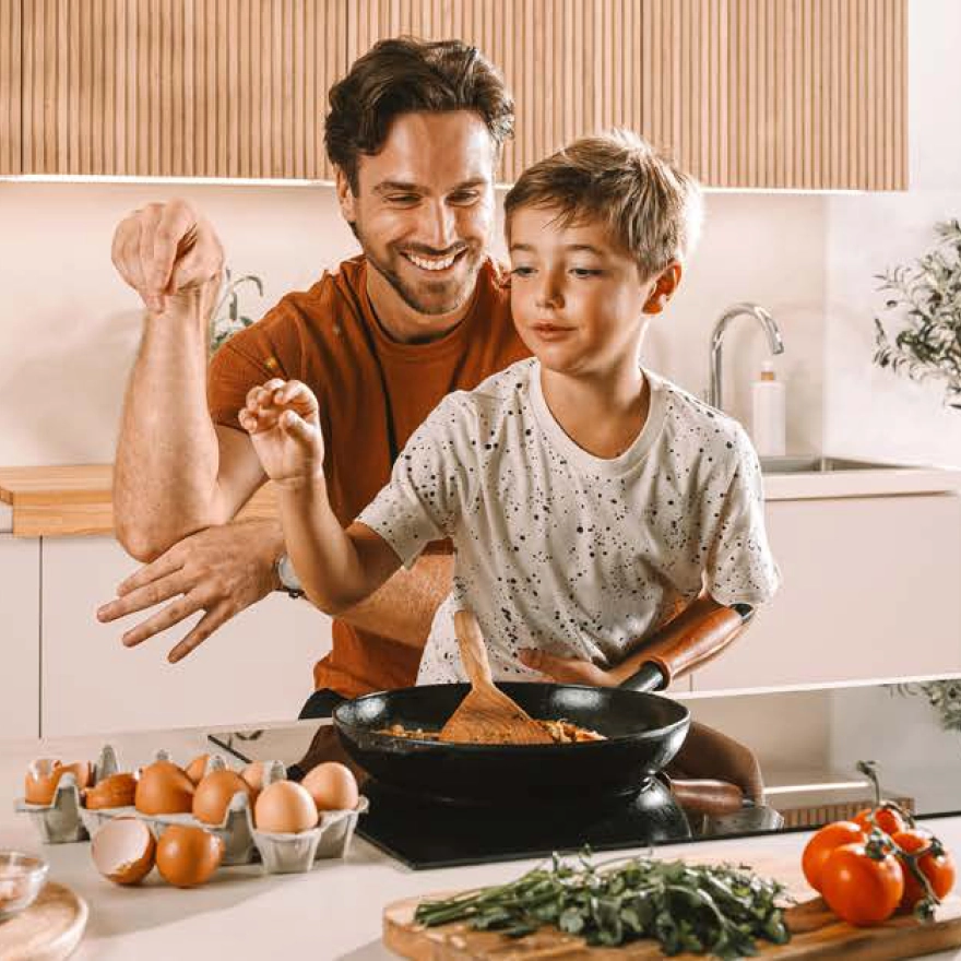 Pai e filho cozinhando juntos